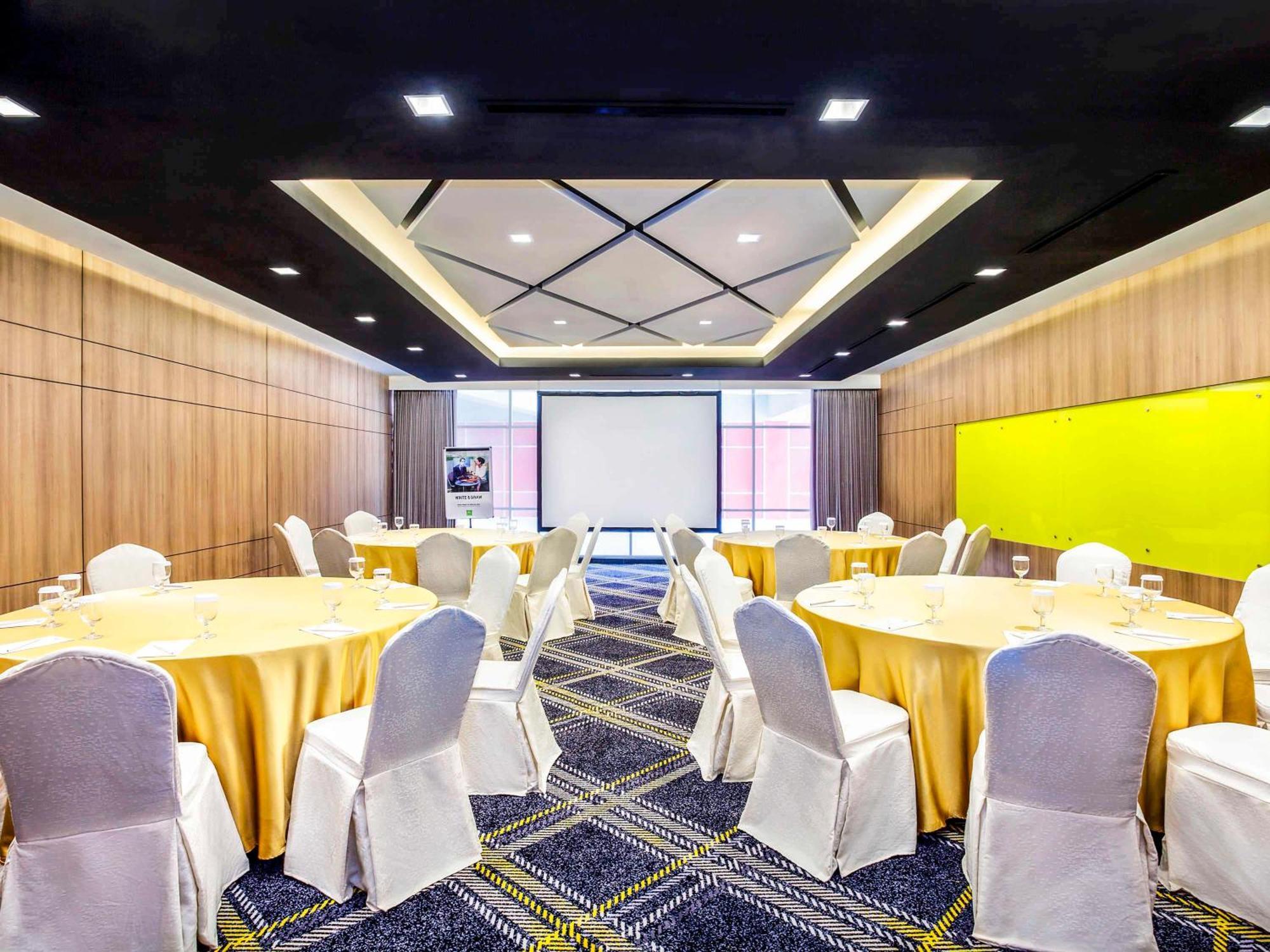 Ibis Styles Bekasi Jatibening Hotel Exterior foto