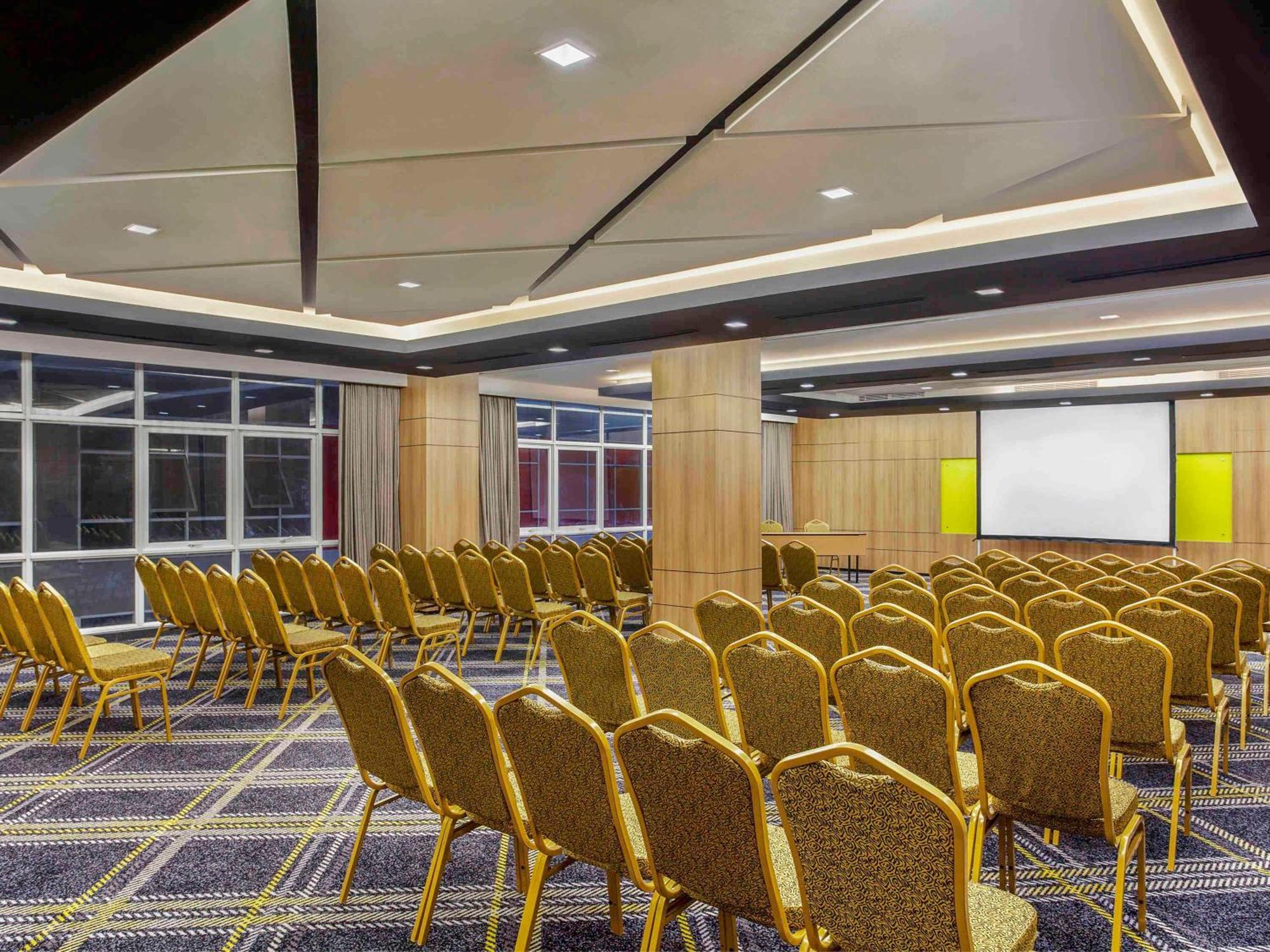 Ibis Styles Bekasi Jatibening Hotel Exterior foto