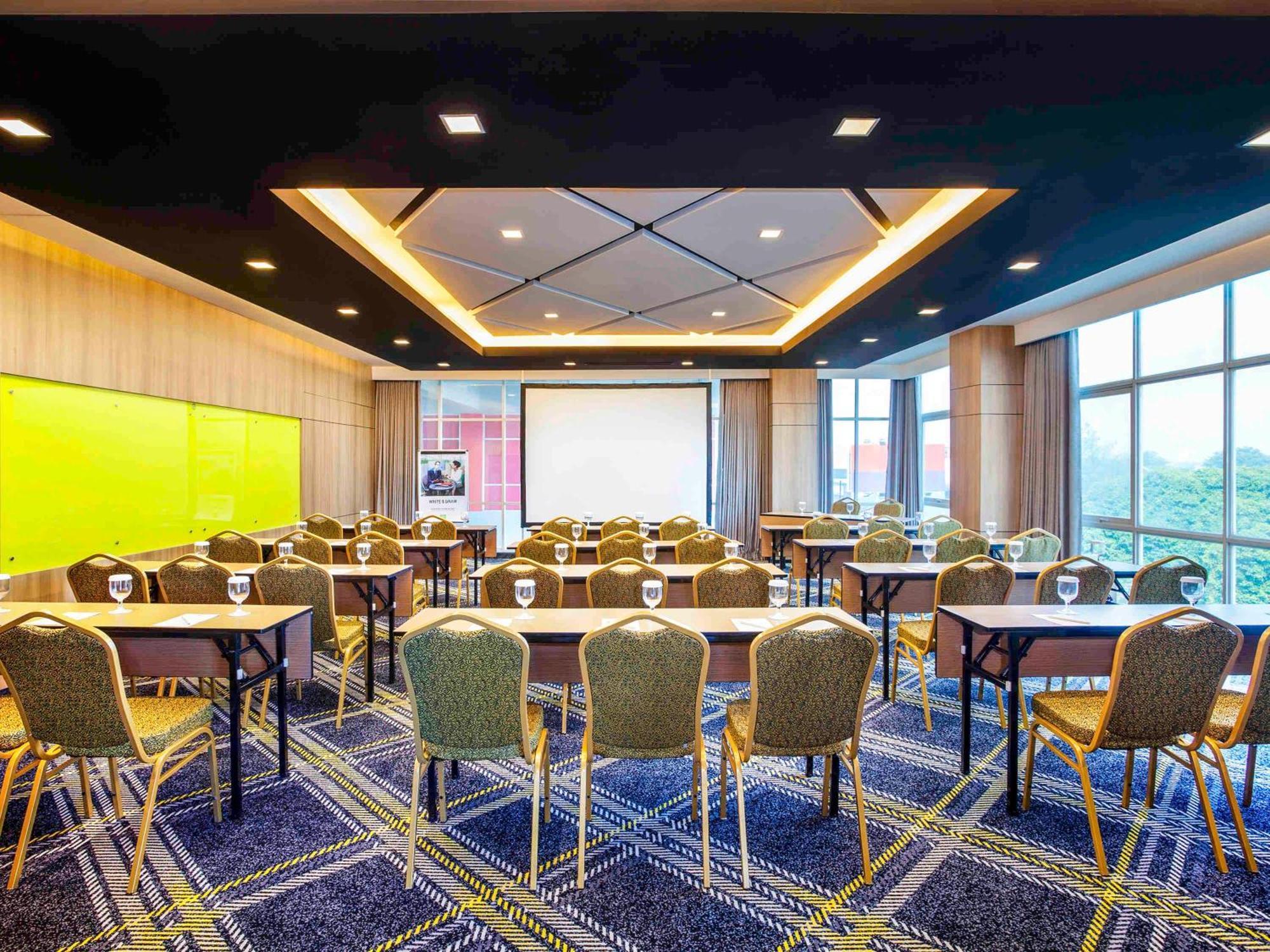 Ibis Styles Bekasi Jatibening Hotel Exterior foto