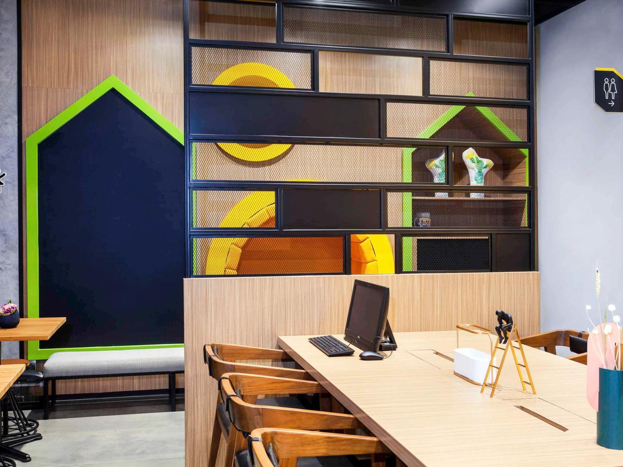 Ibis Styles Bekasi Jatibening Hotel Exterior foto