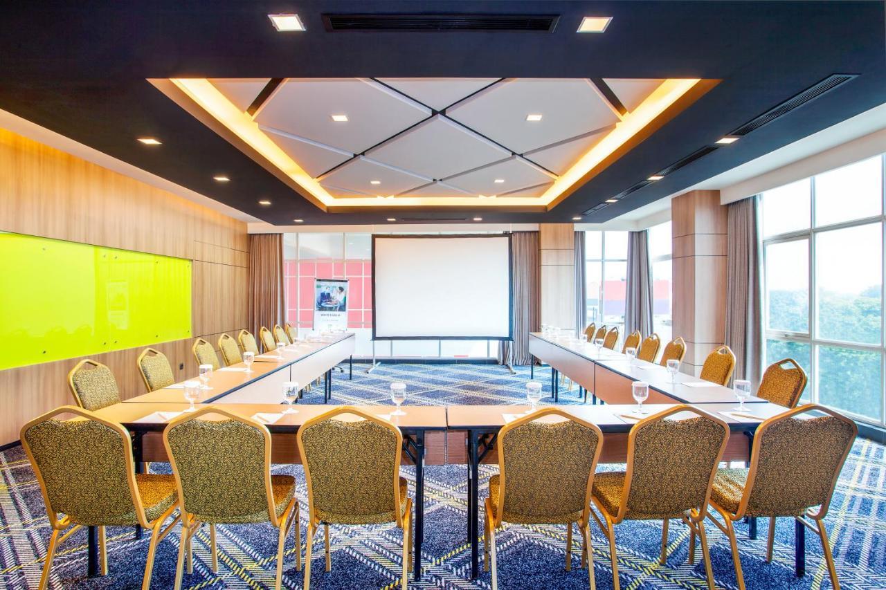 Ibis Styles Bekasi Jatibening Hotel Exterior foto